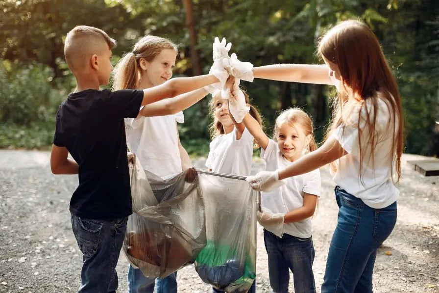 Schoolchildren Given Pocket Money in Return for Picking Up Litter