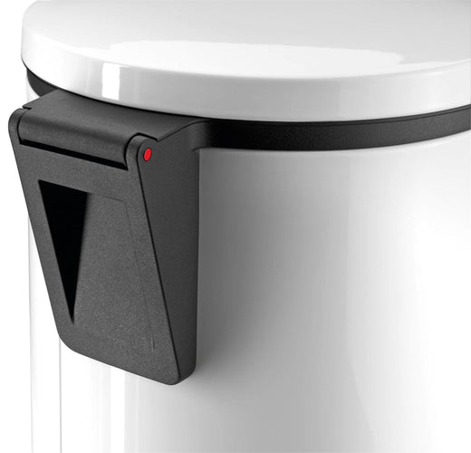 Close-up of Hailo's soft-closing lid hinge, ensuring a secure and silent closure with each use.